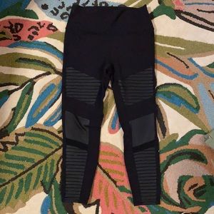 L black Alo Moto Yoga leggings